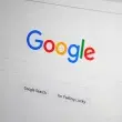 Das Bild zeigt einen Browser, der das Google Suchfenster geöffnet hat 